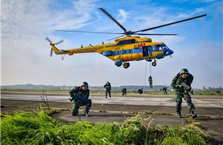Chiến sĩ đặc công, trinh sát đặc nhiệm huấn luyện nhảy dù tại sân bay Biên Hòa