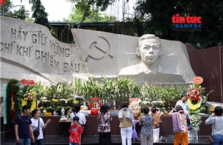 Dòng người thành kính tri ân các anh hùng liệt sĩ tại Công viên Lê Thị Riêng