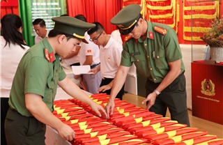 Công an TP Hồ Chí Minh tiếp nhận hơn 150 di ảnh liệt sĩ được phục dựng