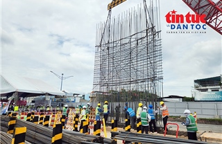 TP Hồ Chí Minh: Hạ lồng thép thi công tường vây ga ngầm tuyến metro số 2