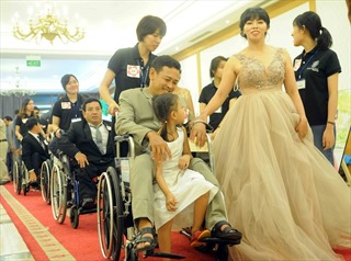 Ấm áp lễ cưới tập thể của 40 cặp đôi khuyết tật tại TP Hồ Chí Minh