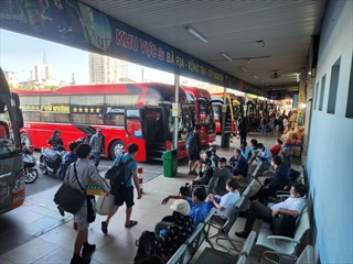 TP Hồ Chí Minh: Người dân đổ về bến xe, sân bay bắt đầu kỳ nghỉ lễ 30/4 và 1/5