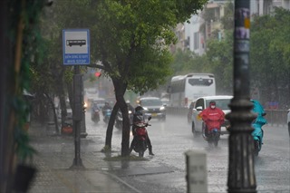 TP Hồ Chí Minh: Mưa lớn xuất hiện liên tục, người đi đường trở tay không kịp