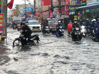 TP Hồ Chí Minh: Nhiều tuyến đường ngập sâu sau cơn mưa lớn 