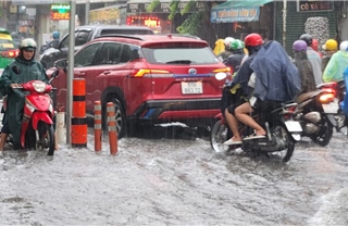 TP Hồ Chí Minh: Mưa lớn gây ngập, người dân di chuyển khó khăn