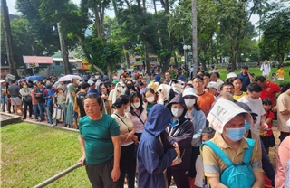 TP Hồ Chí Minh: Người dân rồng rắn xếp hàng trải nghiệm metro