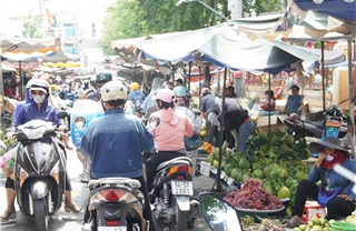 TP Hồ Chí Minh: Chợ truyền thống nhộn nhịp ngày 28 Tết