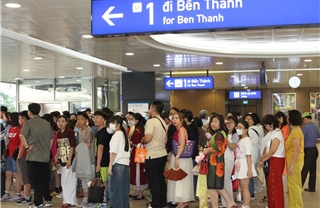 TP Hồ Chí Minh: Đông đảo người dân du Xuân bằng tuyến metro số 1