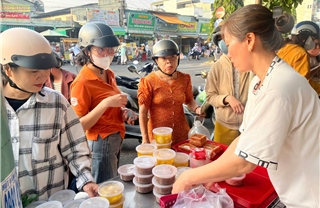  TP Hồ Chí Minh: Sôi động thị trường đồ cúng ngày Vía Thần Tài 