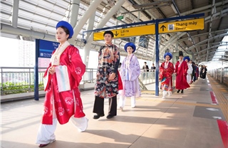 Ngắm những tà áo dài cổ phục thướt tha trên tuyến metro số 1