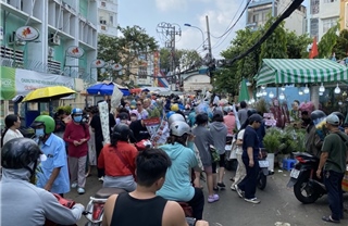 Chợ hoa lớn nhất TP Hồ Chí Minh đông nghịt người mua chiều 28 Tết