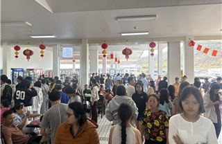 Người dân xếp hàng dài chờ dịch vụ tại các trạm dừng chân trên tuyến cao tốc Bắc - Nam