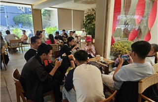 Xuyên Tết không phụ thu, nhiều quán cà phê TP Hồ Chí Minh hút khách