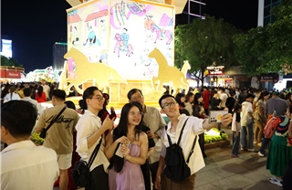 TP Hồ Chí Minh: 'Biển người' đổ về trung tâm thành phố vui chơi, chờ đón giao thừa