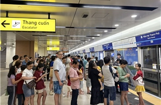 Người dân TP Hồ Chí Minh thích thú đi metro miễn phí du Xuân tối 29 Tết