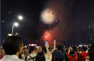 Người dân TP Hồ Chí Minh hào hứng với màn pháo hoa đón Giao thừa Tết Bính Ngọ 2026