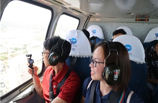 Du khách thích thú trải nghiệm trực thăng ngắm TP Hồ Chí Minh từ trên cao