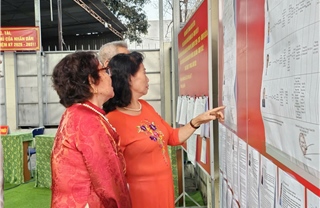 Cử tri TP Hồ Chí Minh nô nức tham gia ngày hội non sông