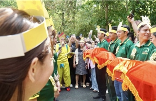 'Đám cưới' hươu cao cổ gây sốt tại Thảo cầm viên Sài Gòn trong ngày 30/4