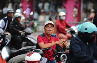 TP Hồ Chí Minh: Mặc nắng mưa, phụ huynh kiên trì chờ con ngoài cổng trường thi lớp 10