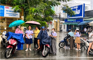 TP Hồ Chí Minh: Thí sinh vội vã đến điểm thi môn Ngoại ngữ trong mưa