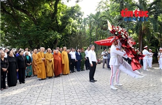 TP Hồ Chí Minh: Dâng hương tưởng niệm các Anh hùng liệt sĩ tại Công viên Lê Thị Riêng