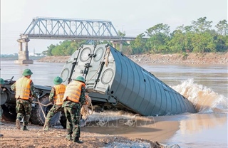 Hạ thủy các đốt khơi, chuẩn bị ghép cầu phao nơi cầu Phong Châu bị sập 