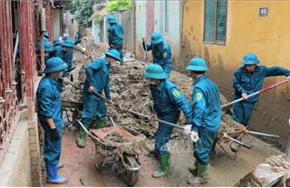 Lực lượng dân quân tự vệ thành phố Yên Bái tham gia khắc phục hậu quả bão lũ