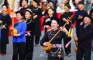 Mang nghệ thuật hát Then, đàn Tính xuống phố đi bộ Hồ Hoàn Kiếm 