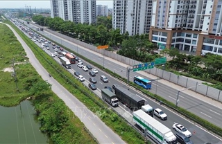 Mật độ giao thông tăng cao tại cửa ngõ hướng vào trung tâm Hà Nội