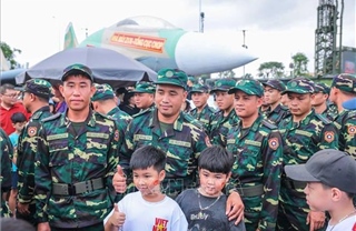 Các đoàn quốc tế dự Lễ diễu binh A80 tham quan Triển lãm thành tựu Đất nước 
