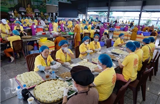 Hơn 1.000 tình nguyện viên chuẩn bị suất ăn chay miễn phí tại Đại lễ Vesak 2025