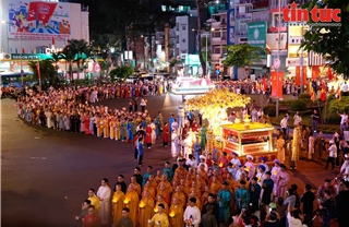 Hàng nghìn người tham gia nghi lễ rước kiệu hoa chào mừng Phật đản