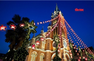 Ngắm ‘nhà thờ hồng’ Tân Định rực rỡ sắc màu mùa Giáng sinh