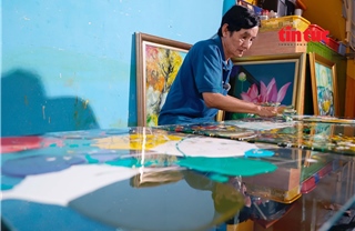 Họa sĩ Đoàn Việt Tiến - “quái kiệt” vẽ tranh ngược kính bằng 10 đầu ngón tay