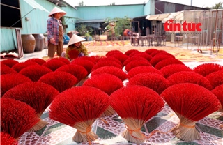 Giữ “lửa” nghề se nhang giữa biến động của thị trường