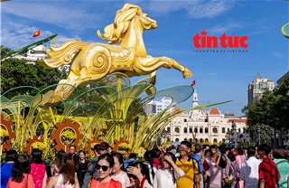 Phố đi bộ Nguyễn Huệ 'hút' du khách 'check-in' ngày cuối năm