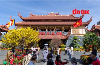 Người dân TP Hồ Chí Minh vãn cảnh chùa dịp đầu Xuân Bính Ngọ