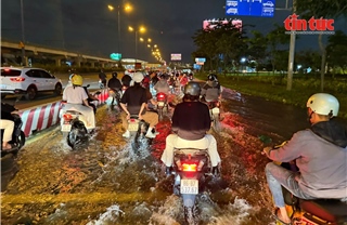 TP Hồ Chí Minh: Triều cường dâng cao, nhiều tuyến đường ngập nước gây kẹt xe nghiêm trọng