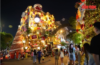 TP Hồ Chí Minh rực rỡ sắc màu Giáng sinh hấp dẫn giới trẻ
