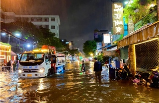 TP Hồ Chí Minh: Mưa lớn gây ngập tại nhiều khu vực