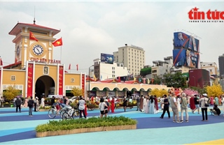 TP Hồ Chí Minh: Chợ Bến Thành hút khách check-in trong diện mạo mới