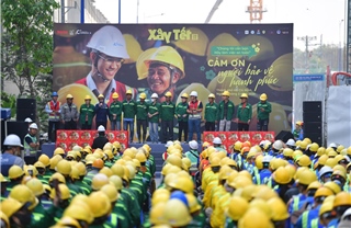 Mang không khí Tết đến 1.100 công nhân tại công trường xây dựng tại TP Hồ Chí Minh