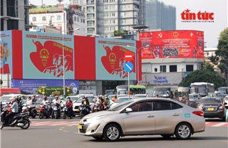 Đường phố TP Hồ Chí Minh rực rỡ cờ hoa, băng rôn trước ngày bầu cử