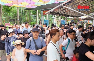 Các điểm di tích và khu vui chơi tại Hà Nội đông khách trong ngày đầu nghỉ lễ