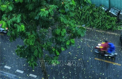 Cảnh báo mưa dông kèm lốc sét ở Hà Nội và lốc xoáy, gió giật mạnh trên nhiều vùng biển