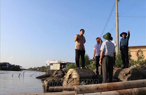 Bộ trưởng Nguyễn Xuân Cường kiểm tra tình hình sạt lở tại Cà Mau