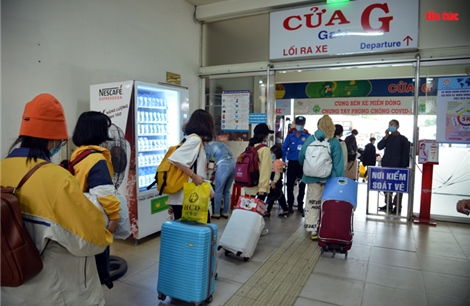 Học sinh, sinh viên ùn ùn rời TP Hồ Chí Minh về quê nghỉ Tết