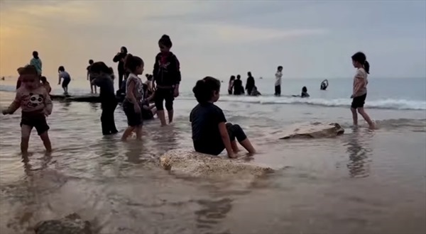 Người dân, trẻ em Gaza thư giãn trên bãi biển trong thời gian ngừng bắn
