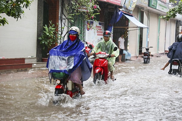 Nhiều khu vực của Hà Nội ngập sau cơn mưa lớn